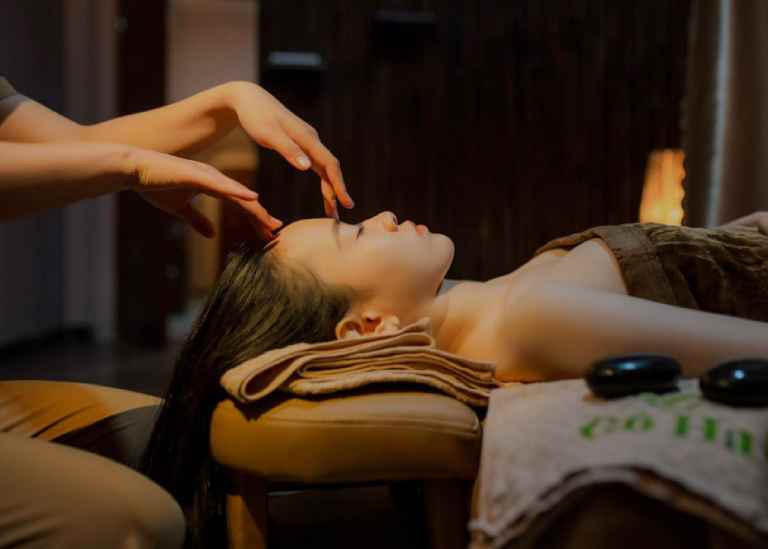 Massage da đầu tại tiệm gội đầu